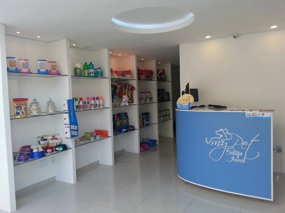 Prateleiras reais da loja My Pet Boutique Animal com produtos e balcão de atendimento